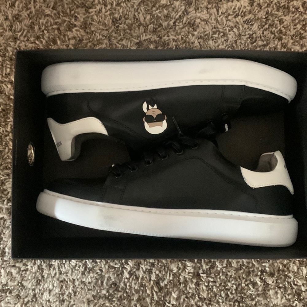Karl Lagerfeld Paris sneakers extremely comfortable. Worn once. See video!!